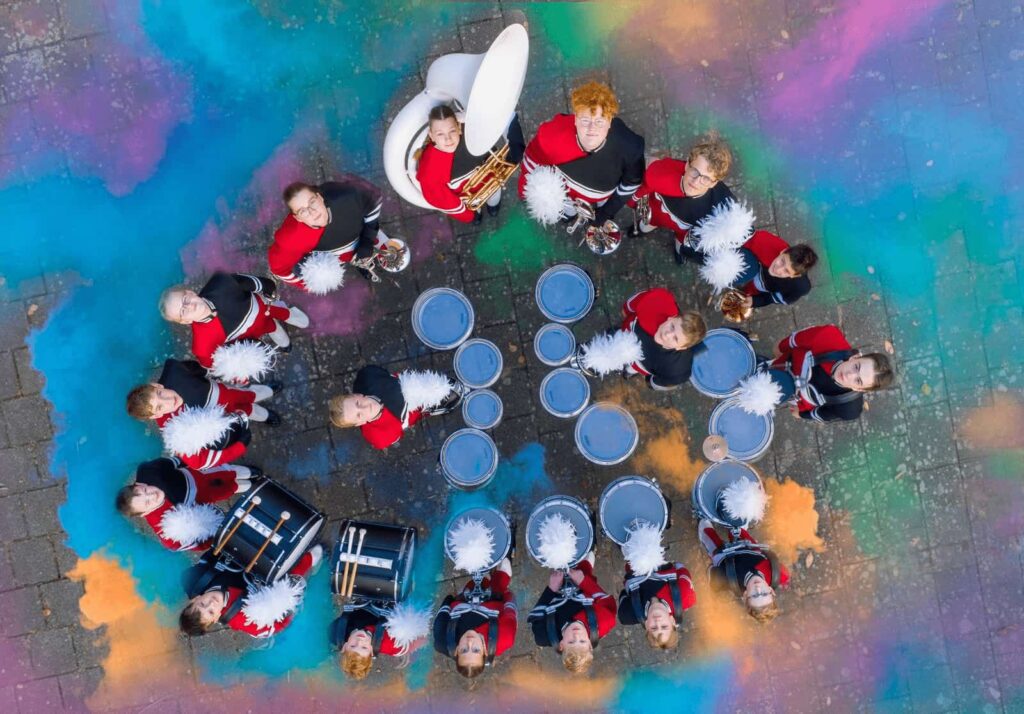 Jeugdshowband Kijkt Omhoog Met Kleur